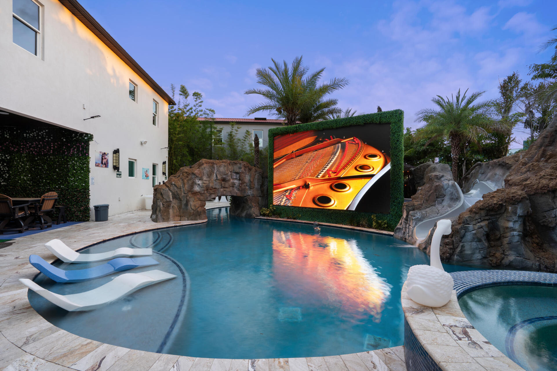 Pool View / 12x12 TV(1)