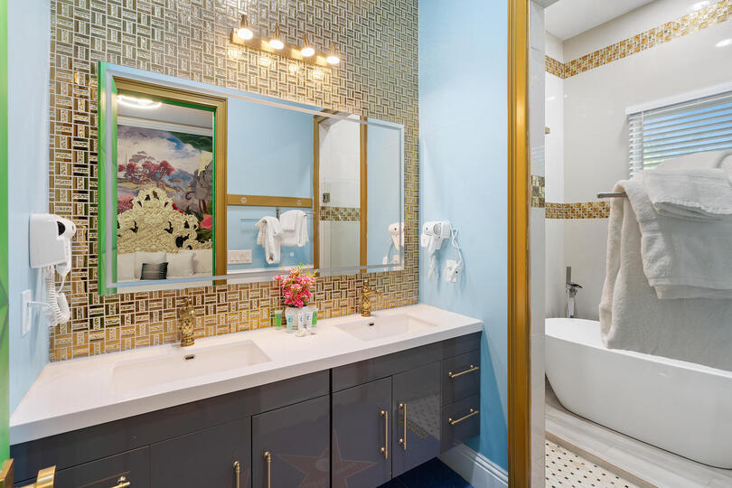 Wizard Of OZ Bathroom, 2 Downstairs Tub & Rain Shower