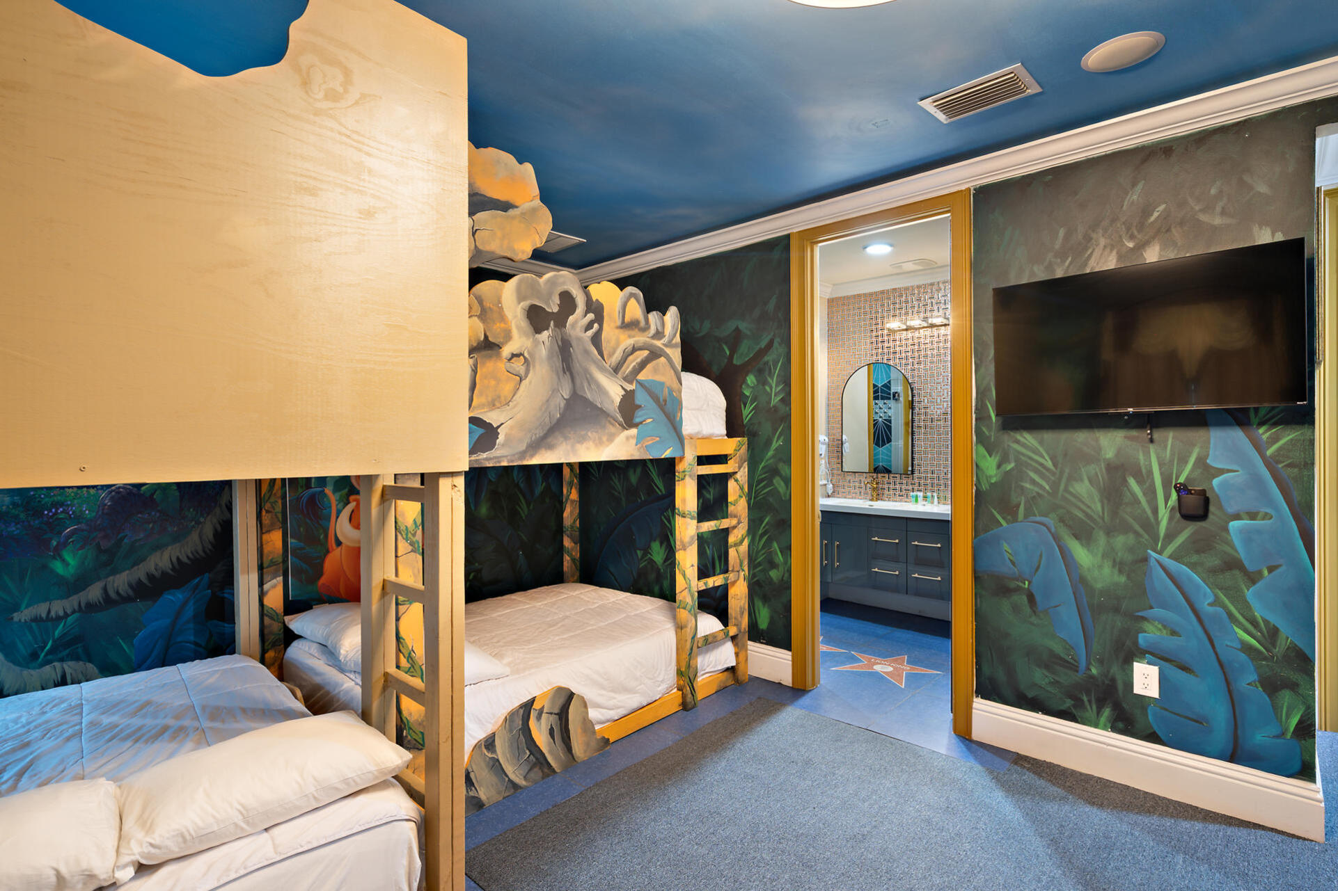Lion King 4 Queen/Queen Bunk Beds Bedroom 12 Upstairs 43" Roku TV