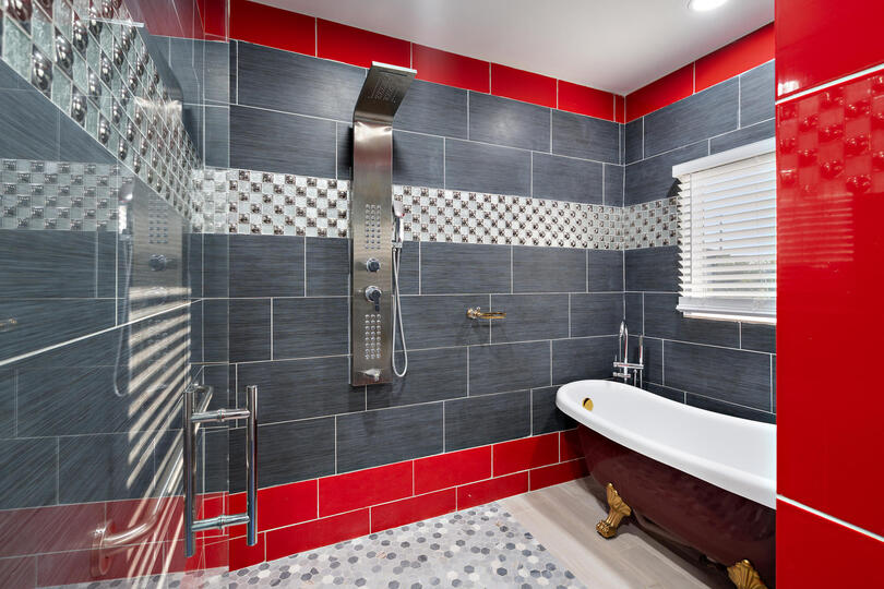 Rocky Bathroom 17 Tub & Rain Shower