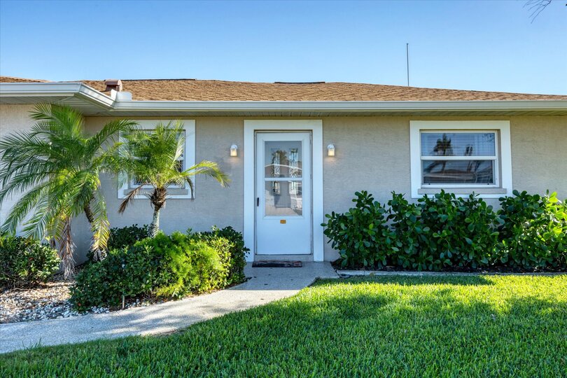 Quaint 2 bedroom, 2 bathroom waterfront home with private hot tub on Lemon Bay in Englewood, FL