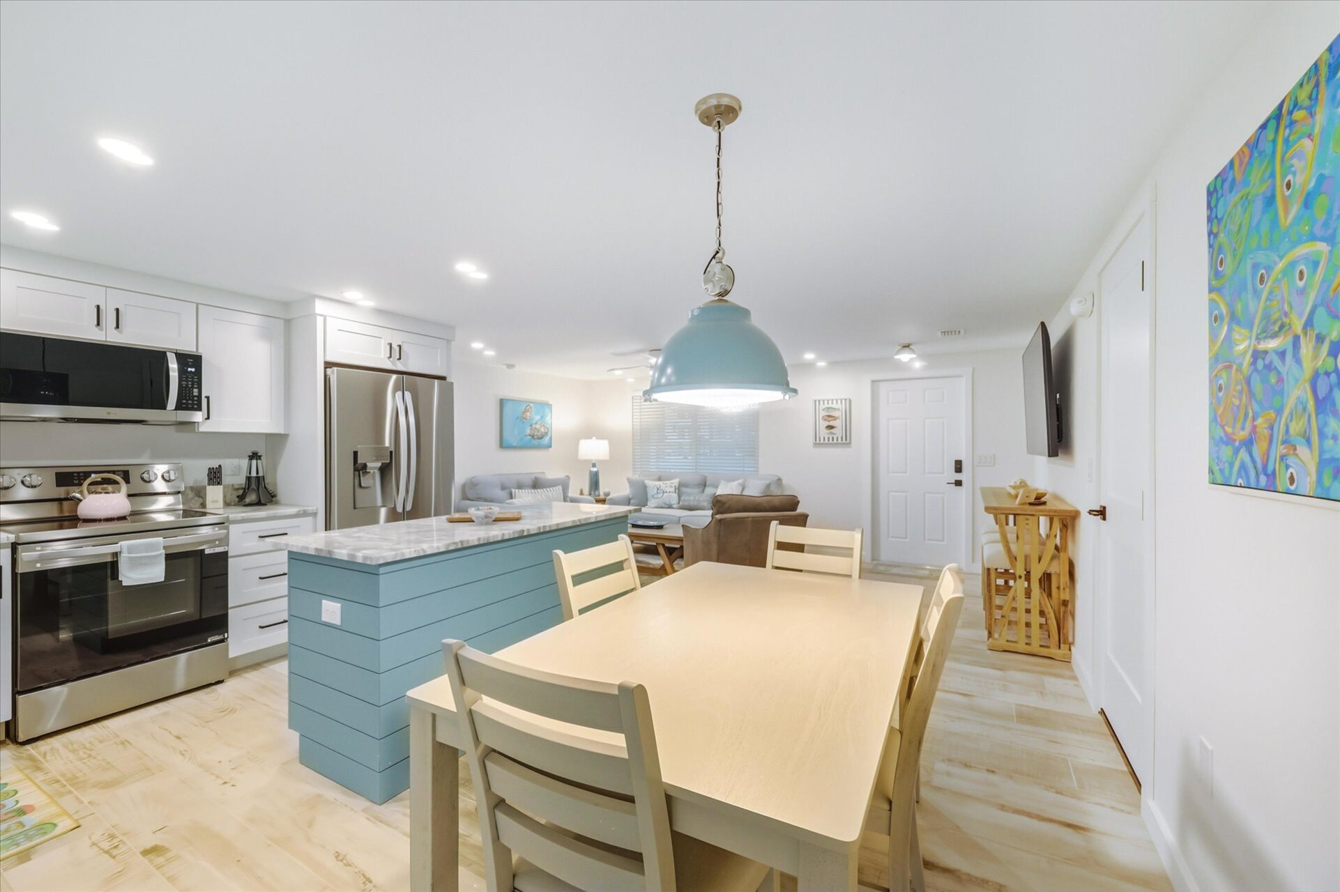 Kitchen / Dining Area
