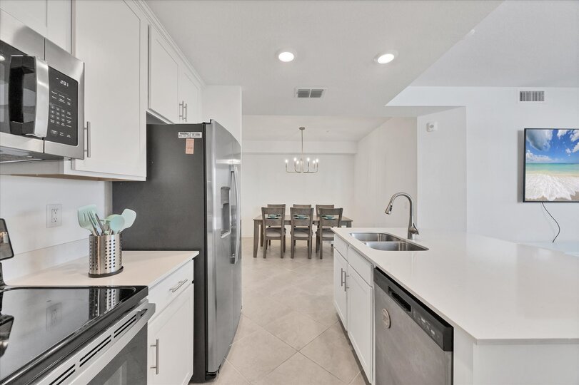 Bright, open, fully equipped kitchen