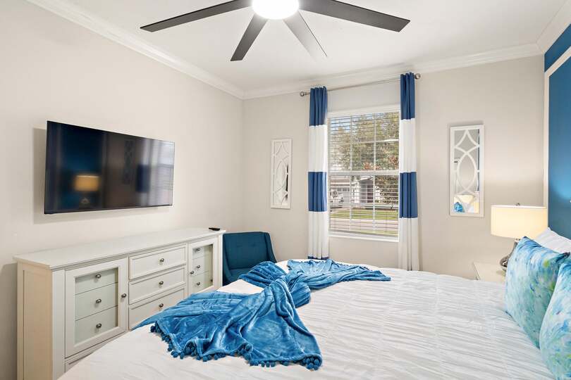 King Bedroom 2 Downstairs Shared Bathroom 50" Smart TV