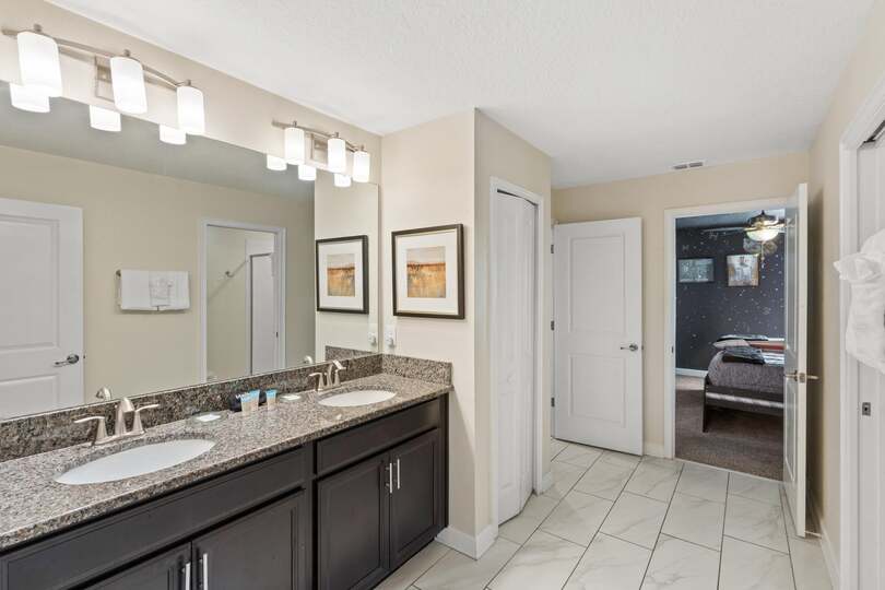 Jack N Jill Bathroom 4 Upstairs Shower (Beds 3 & 8)