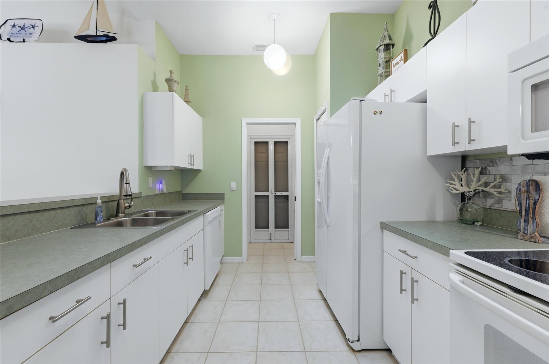 Bright, fully-equipped kitchen