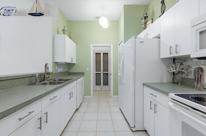 Bright, fully-equipped kitchen