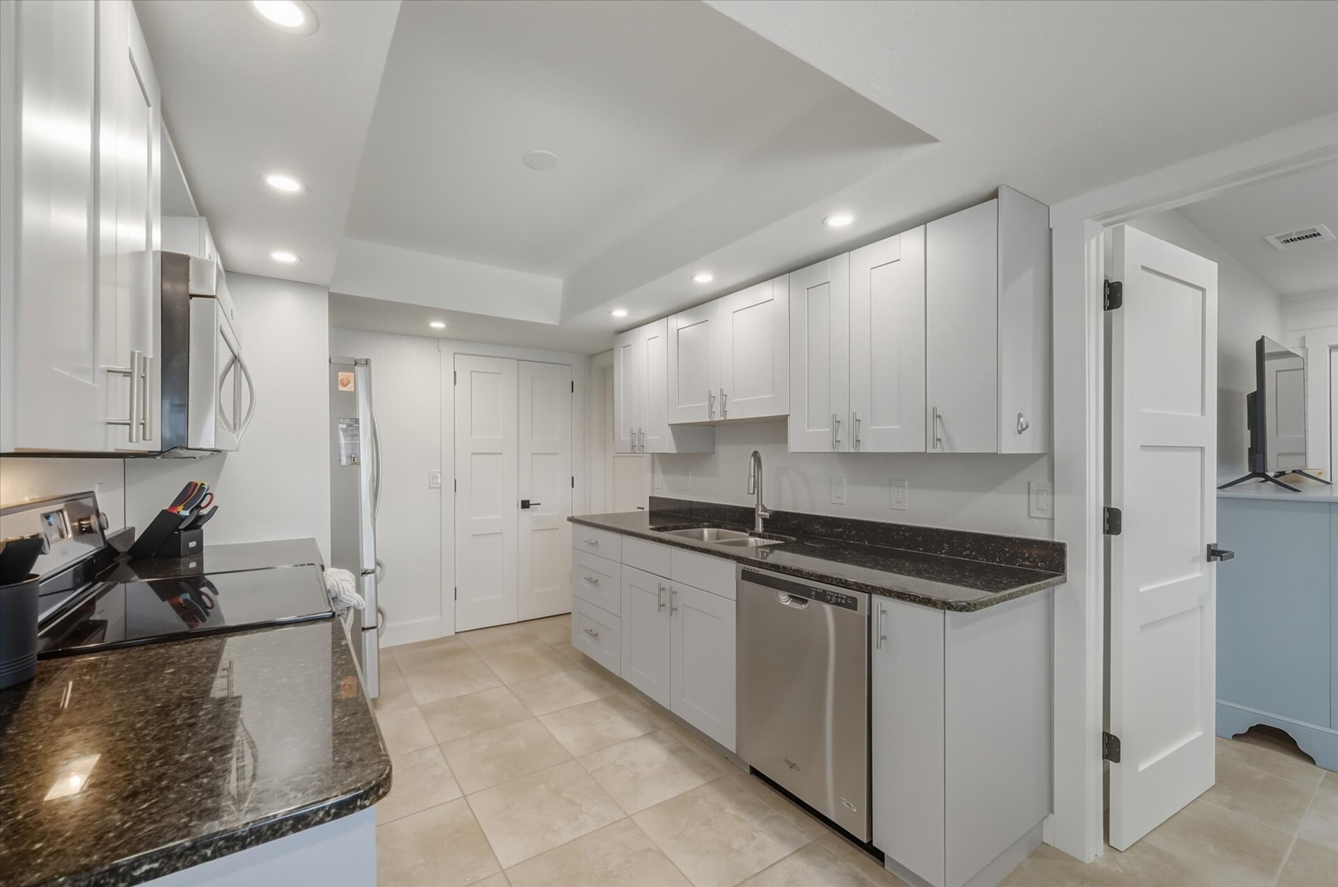 Bright, fully-equipped kitchen