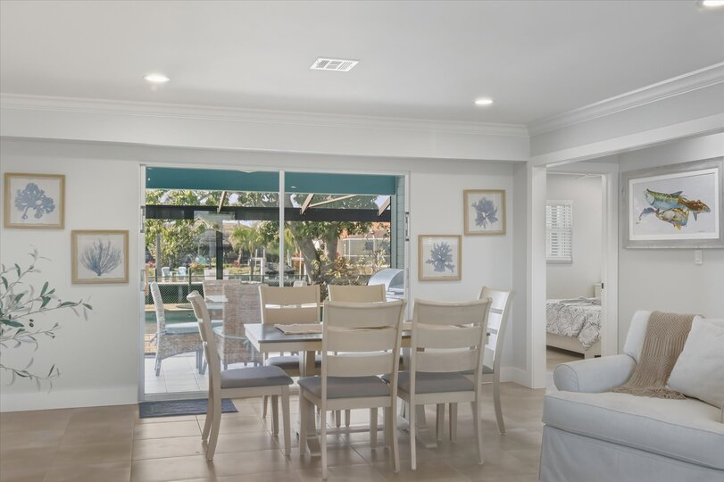 Dining area. Dining table seats 6