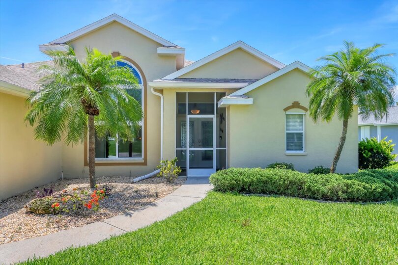 Beautiful 3 bedroom, 2 bathroom waterfront home with private pool in Rotonda West
