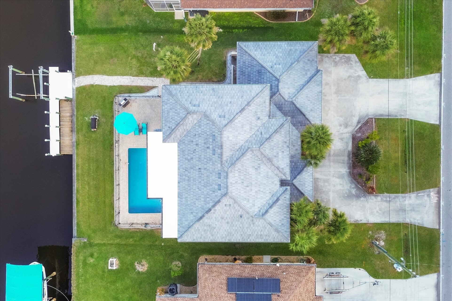 Beautiful 4 bedroom, 3 bathroom waterfront home with private pool in Port Charlotte (Boat lift not available)