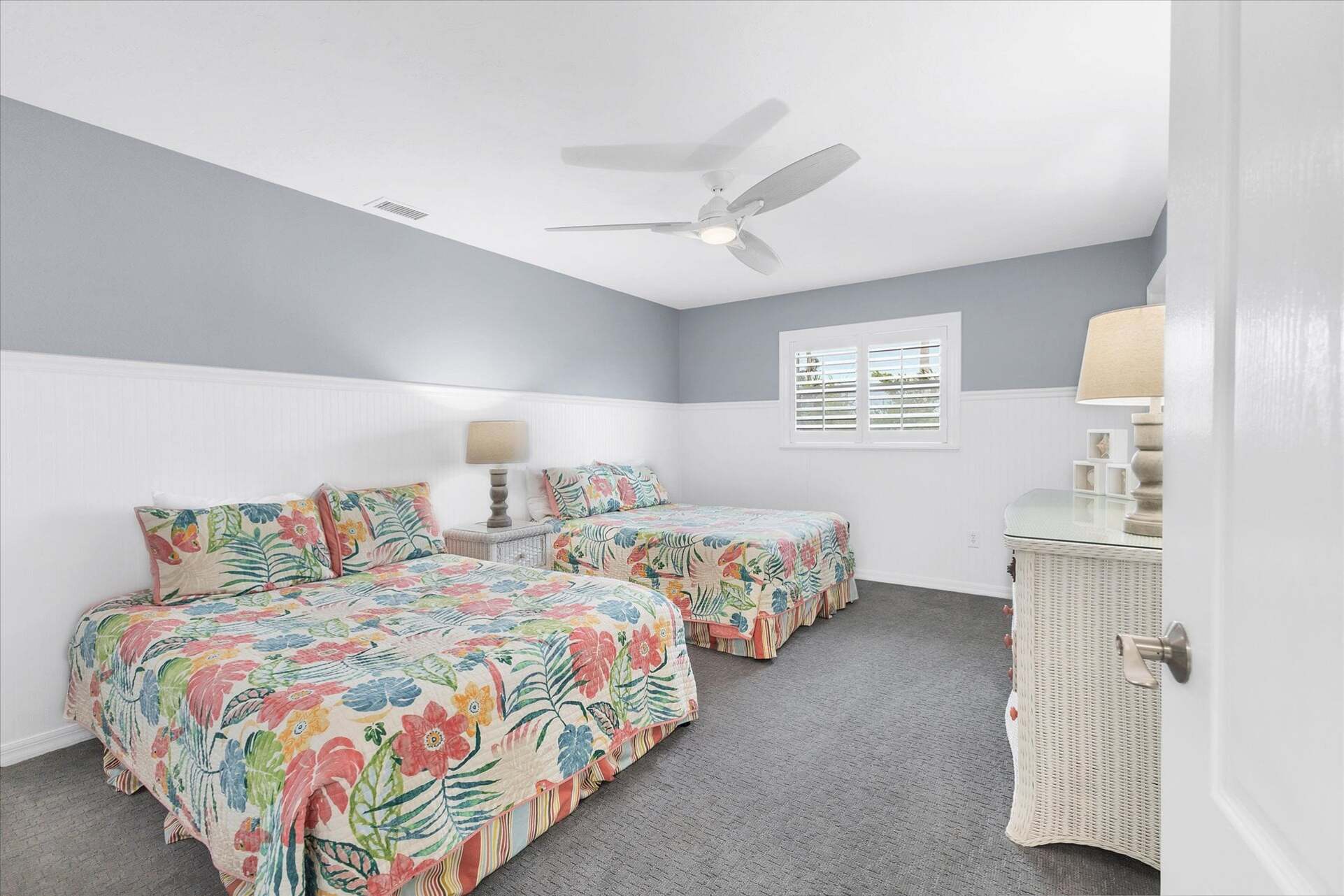 Guest bedroom with 2 double beds