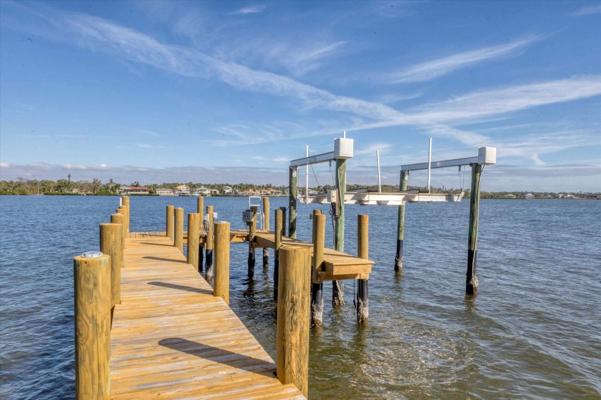 60' dock. (Boat lift is not for guest use)