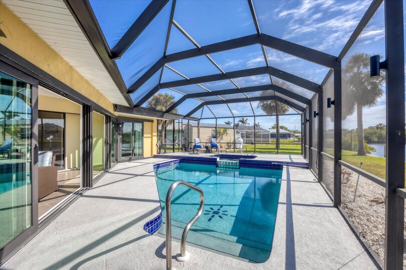 Sparkling pool overlooking the Canal 20' x 7' x 5.5'D