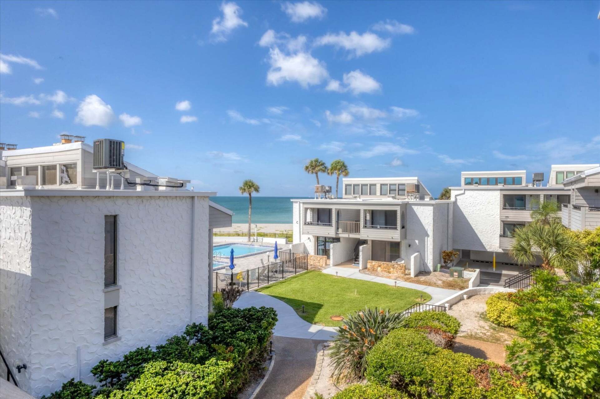 Beautiful 2 bedroom, 2 bathroom condo with water view on Venice Beach