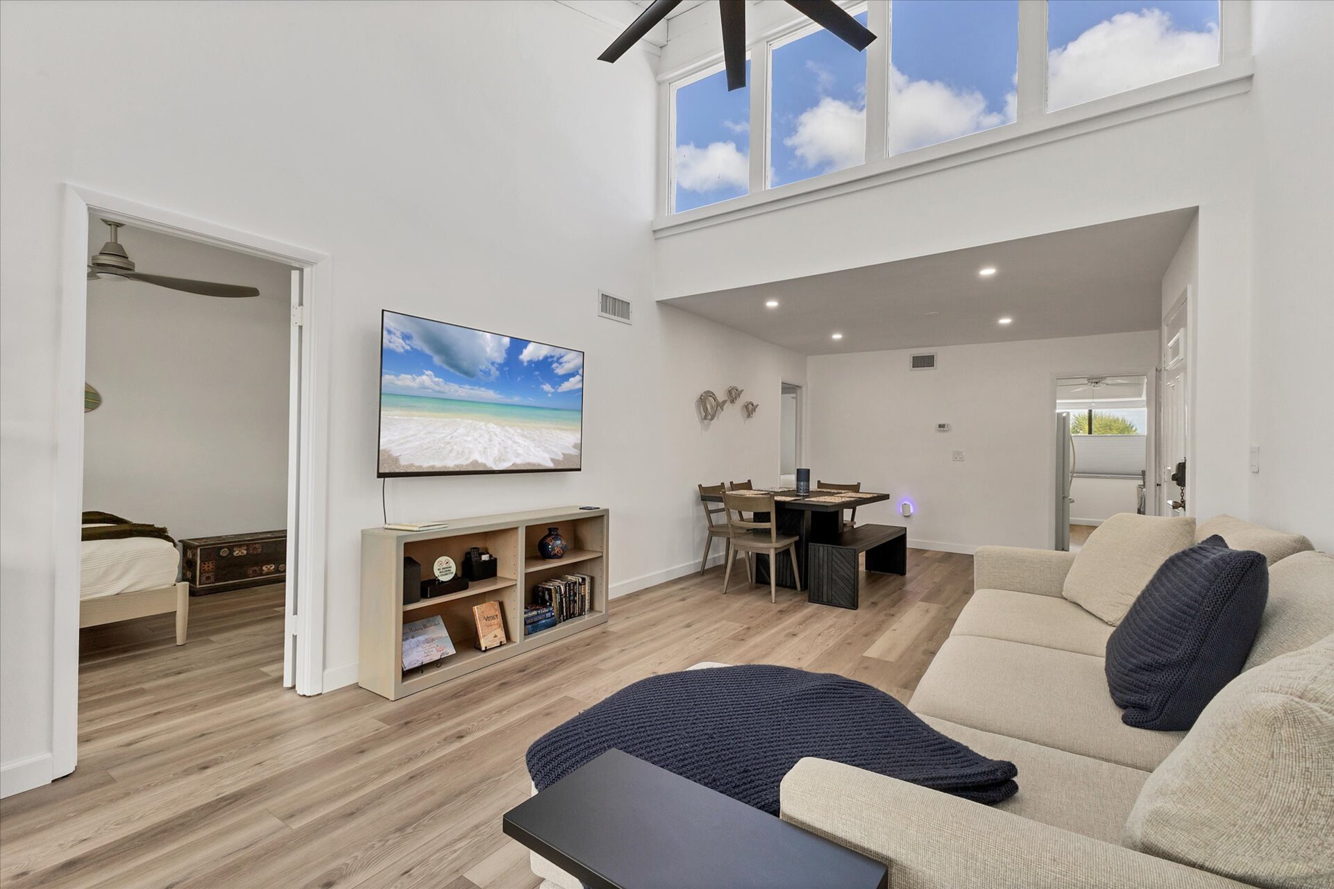 Beautiful 2 bedroom, 2 bathroom condo with water view on Venice Beach