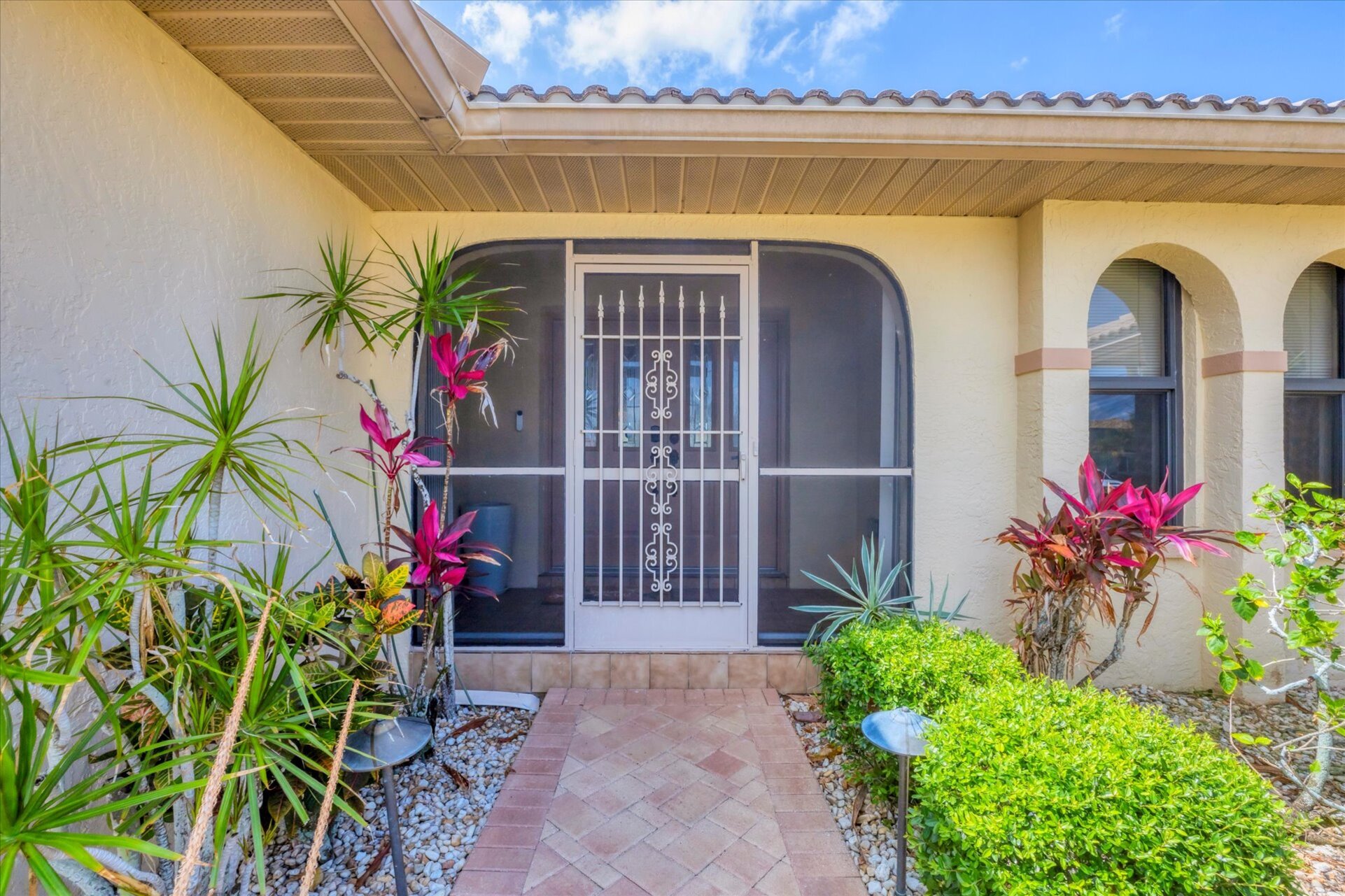Beautiful 3-Bedroom, 2.5-Bathroom Canal-front home with Private Pool in Punta Gorda Isles
