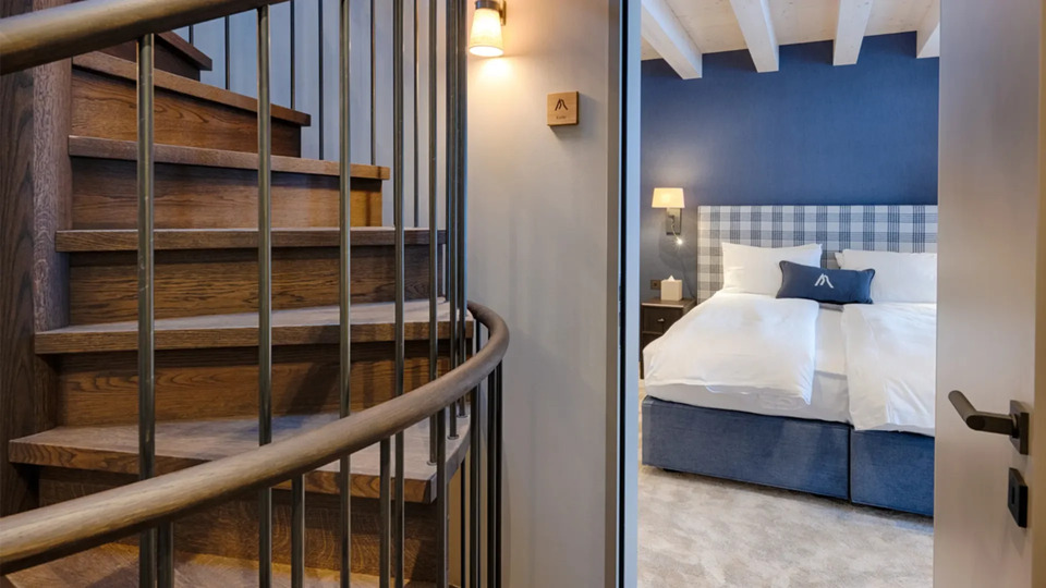 Elegant Mountain Lodge with Private Lift Access